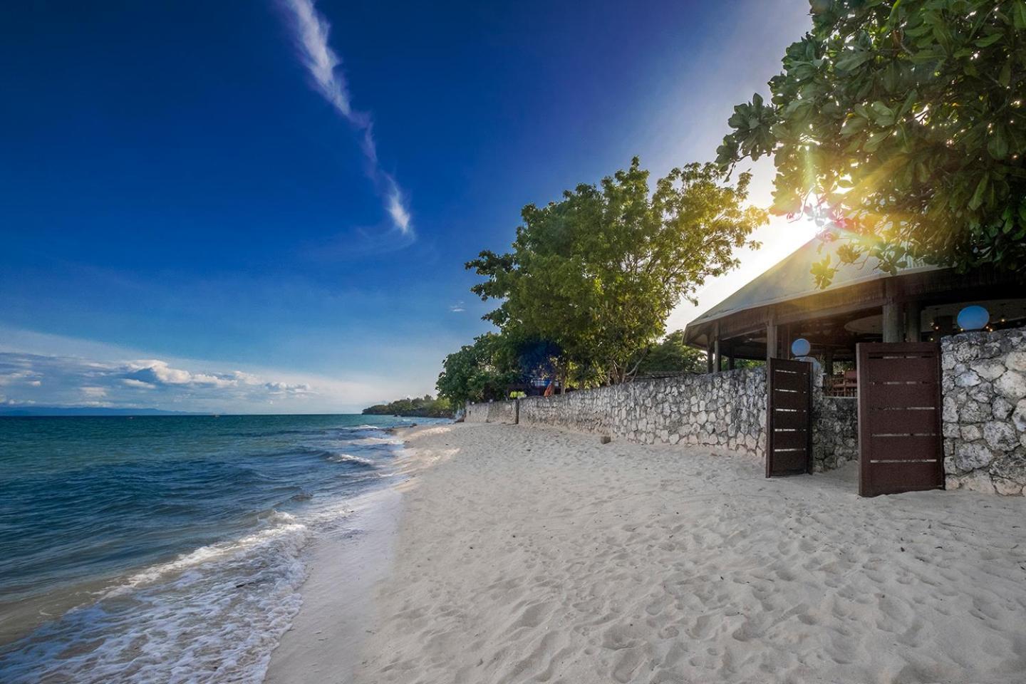 Club Serena Resort Moalboal Exterior photo